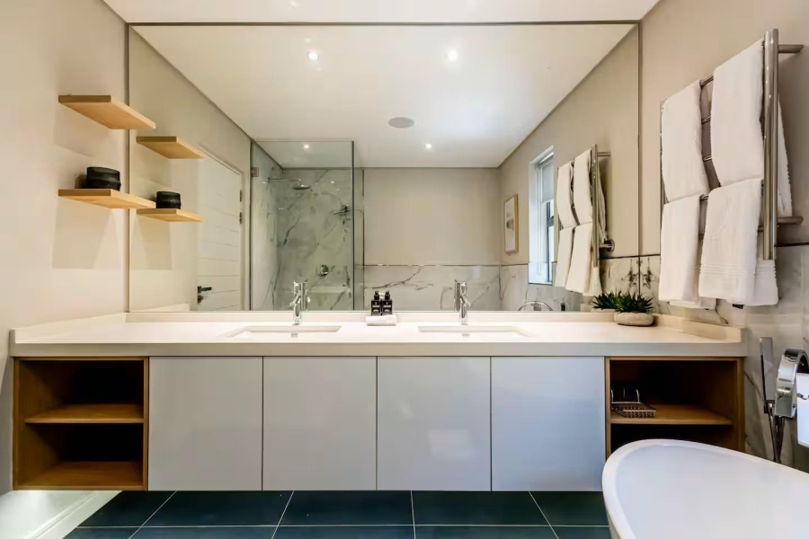 5 Bedroom Property for Sale in Fresnaye Western Cape
